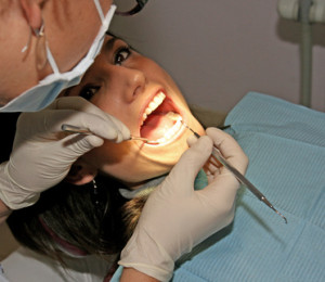 Patient beim Zahnarzt mit Zahnzusatzversicherung