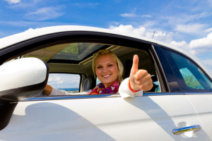 Frau mit Auto mit 0% Finanzierung