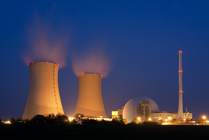 Kernkraftwerk Grohnde in Niedersachsen bei Nacht